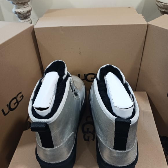 Ugg Neumel Platform Leather Strap Logo Boots Size 6 Youth/7.5 Women - Picture 7 of 10